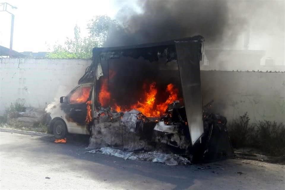 La camioneta terminó calcinada al parecer por una falla mecánica