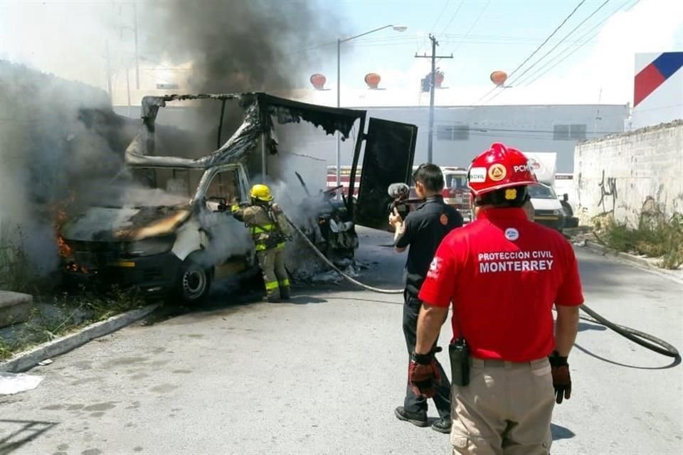 Elementos de Bomberos y de Protección Civil de Monterrey acudieron a sofocar el incendio.