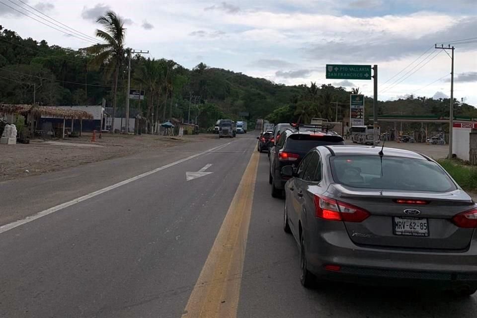 Usuarios de la carretera señalaron que por la lentitud con la que se ejecutan las obras y por el escaso personal que hay en la zona, padecen un atorón vial imposible de librar.