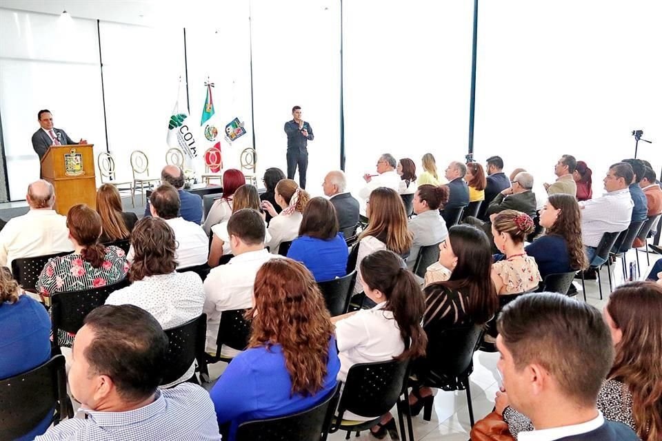 Francisco Acuña (izq.), titular del INAI, dio una conferencia sobre los retos de la Ley General de Archivos.