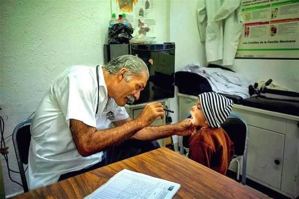 A través de Twitter, el ex autodefensa publicó este sábado una fotografía con una camisa blanca revisando la boca a un menor de edad en un consultorio.