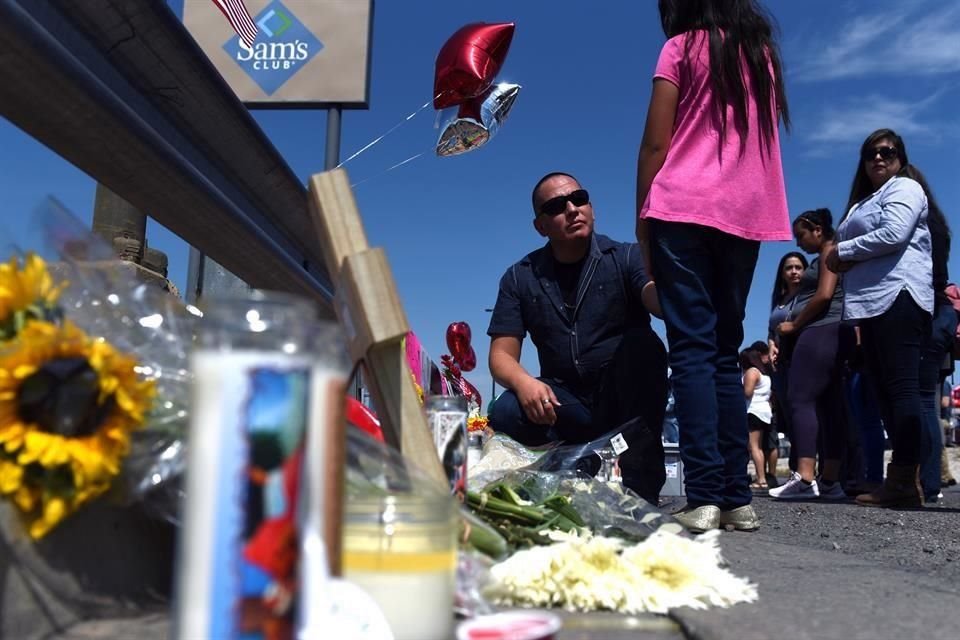 Las personas conmemoraron a las víctimas junto al sitio del ataque.