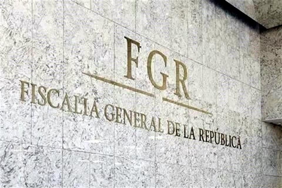 Según informes, hay un cuarto ex servidor público que también acudió en días recientes a la FGR para rendir su testimonio.