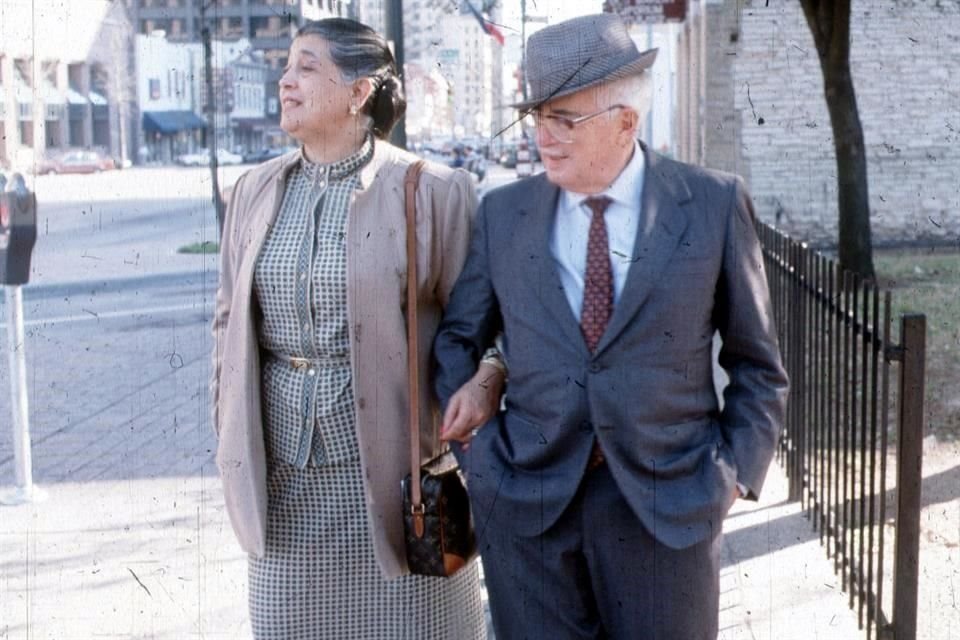 Luis M. Farías y su esposa María Emilia Mackey durante su estancia en Austin, Texas, en 1989.