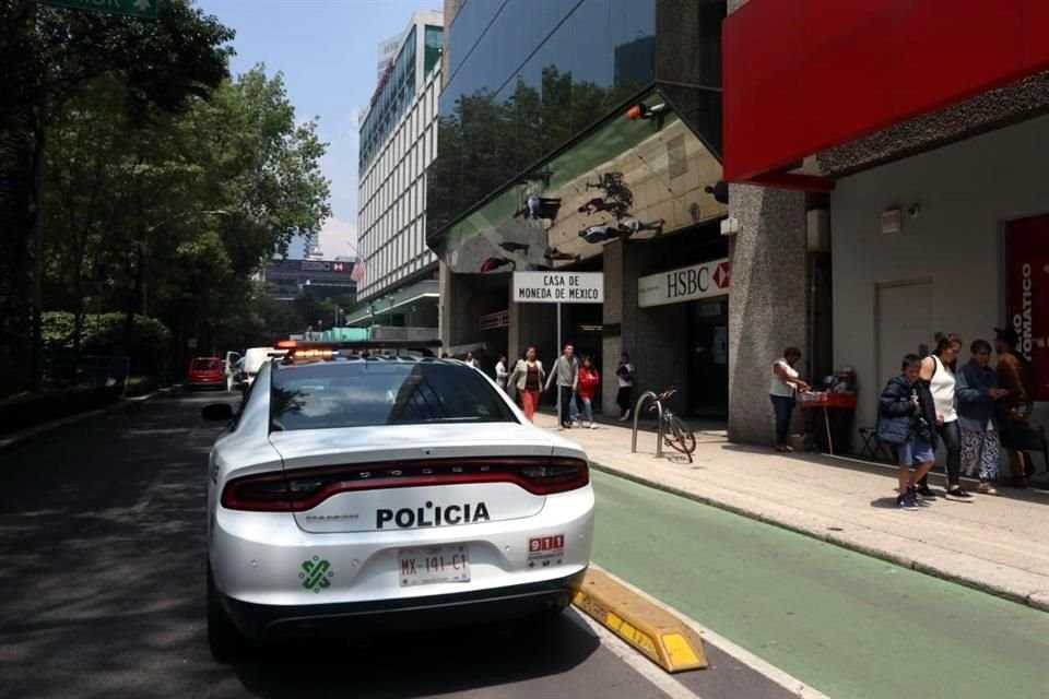 Cuatro sujetos armados entraron al 295 de la Avenida Paseo de la Reforma para cometer el atraco, sin que hasta el momento se conozca si hay detenidos.