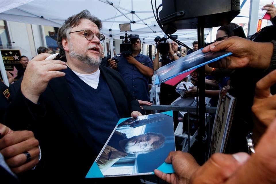 Del Toro también se tomó un momento para conversar con fans y firmarles algunos autógrafos.