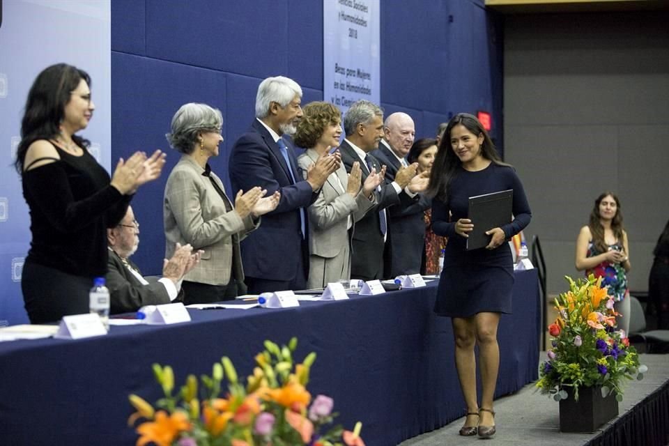 Durante la ceremonia fueron entregados varios premios a becas de investigadores doctorantes, como Raquel Eréndira Güereca Durán, en Ciencias Sociales y Humanidades.
