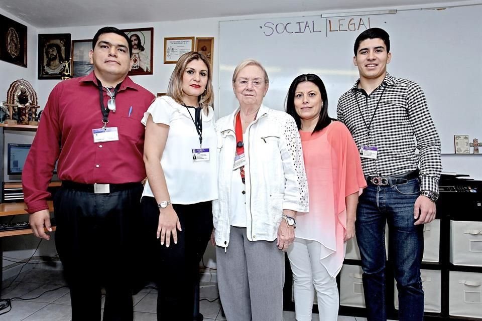 Mercedes Jaime de Fernández (centro) y colaboradores del Centro ProPenal.