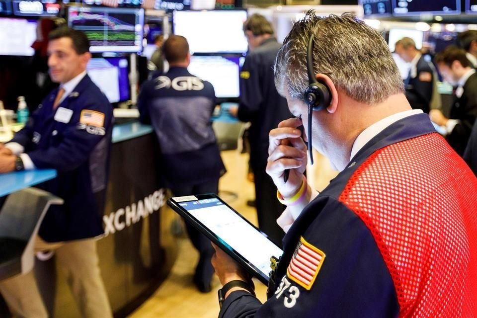 El promedio industrial Dow Jones caía más de 500 puntos en la Bolsa de Valores de Nueva York.