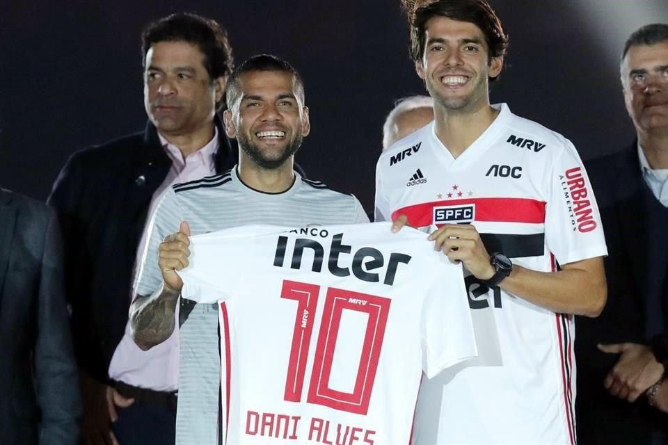 Dani Alves usará el número 10.