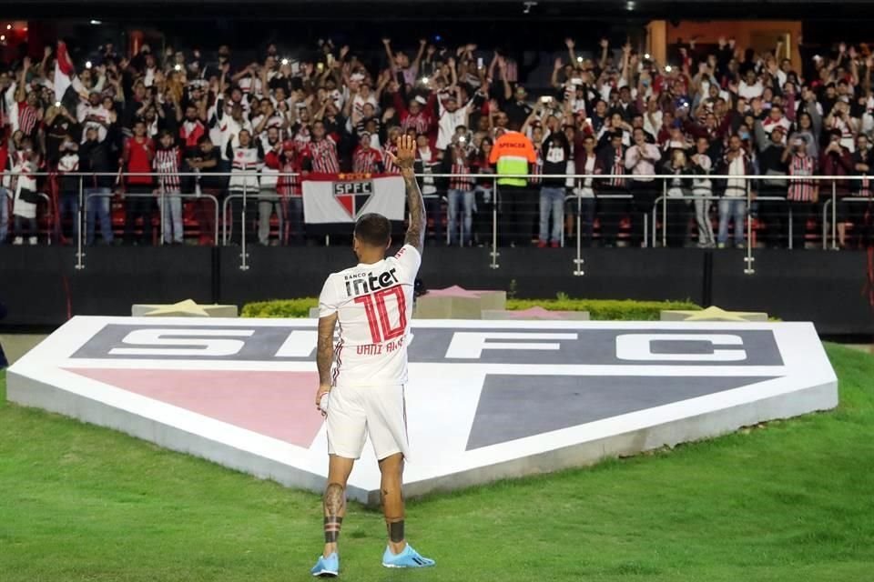 De esta manera la hinchada del conjunto brasileño recibió a su nuevo ídolo.