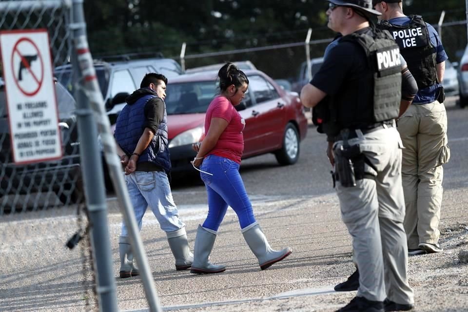 Funcionarios de inmigración de EU llevaron a cabo redadas contra empleados en plantas procesadoras de alimentos en Mississippi.