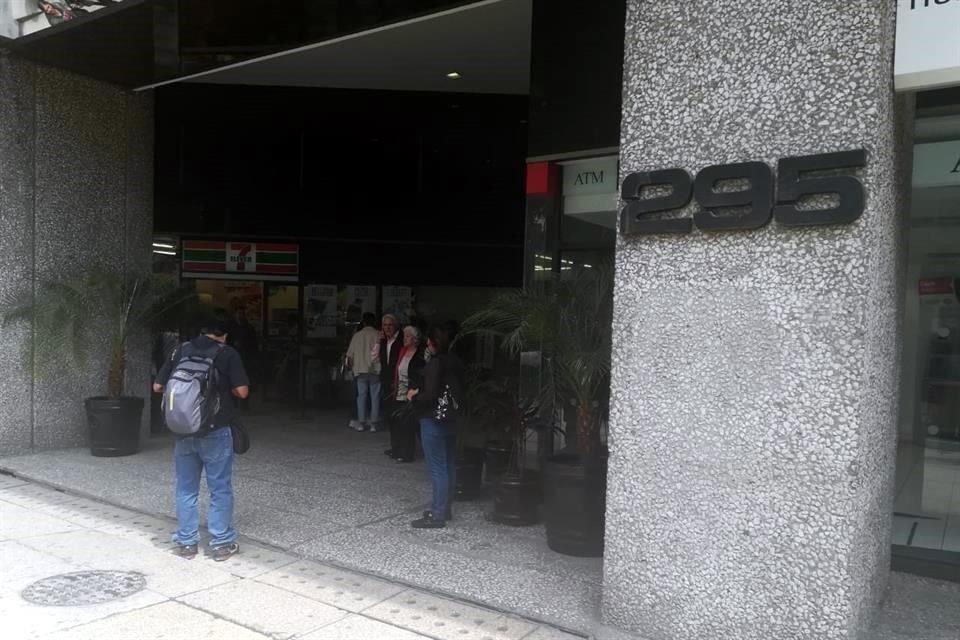 Agentes preventivos del Sector Ángel hacen recorridos por la vialidad y otros vigilan a la entrada de la Embajada de Estados Unidos.