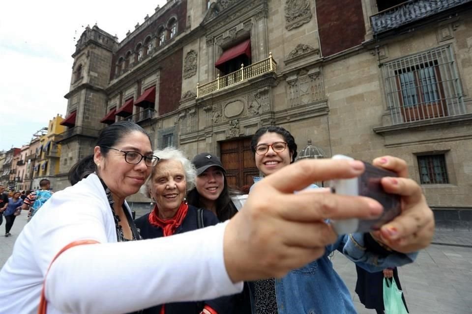 Poniatowska dijo que recibió la invitación de acompañar al Mandatario federal en el Grito de Independencia.