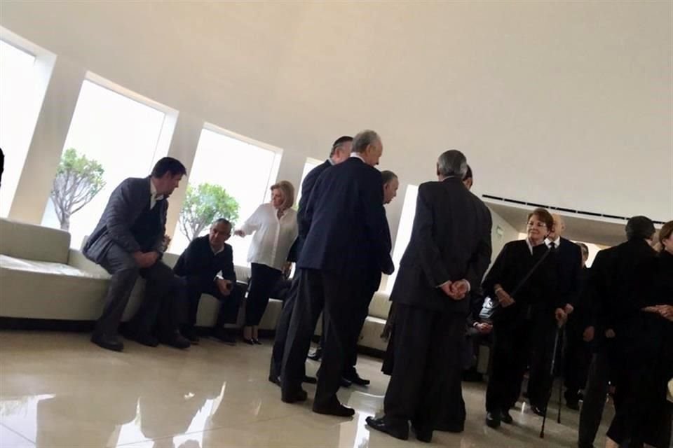 Más de 100 familiares y amigos del banquero acuden a su funeral.