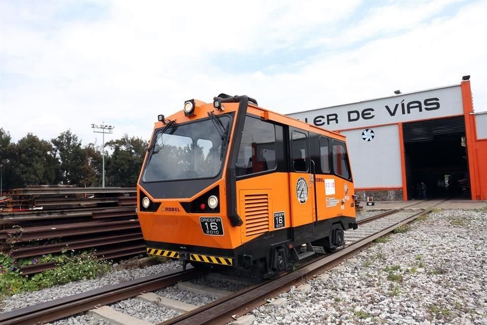 Cada noche, al concluir el servicio de los trenes y una vez que las vías se desenergizaron, estos pequeños carros alemanes salen de los distintos talleres del organismo.