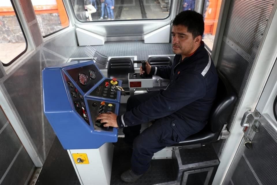 Con capacidad para siete personas, incluyendo al conductor, estos vehículos trasladan a los trabajadores a los tramos de vía que deben atender.