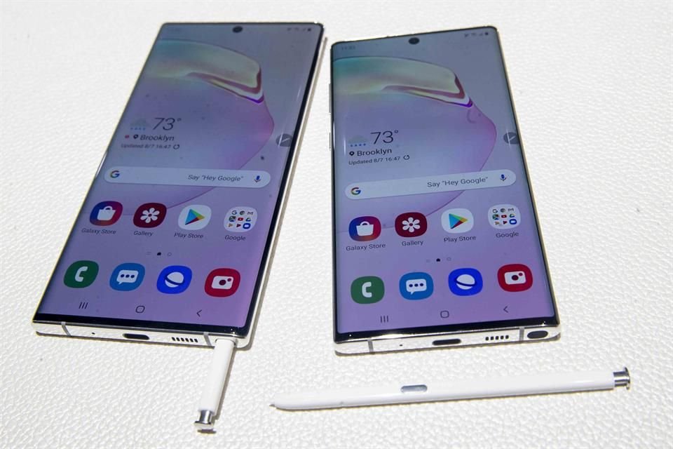 El Samsung Galaxy Note 10 (der.) y el 10 Plus fueron presentados.