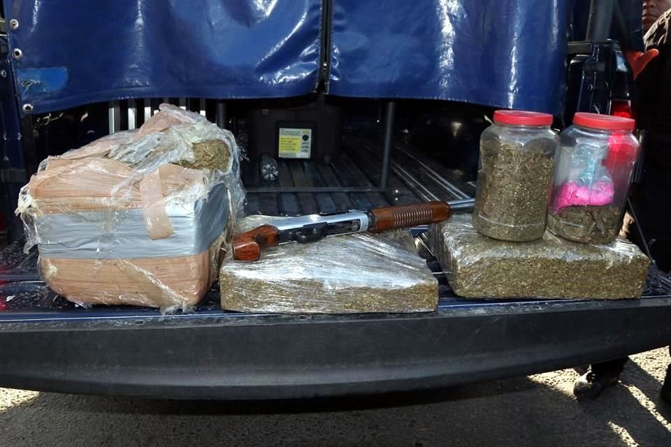 A los imputados se les decomisó una escopeta calibre 12 milímetros con cuatro cartuchos útiles, 30 kilogramos de mariguana y 250 papeles con polvo blanco al parecer cocaína
