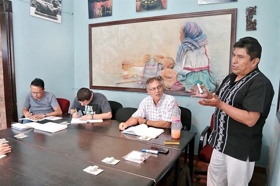 Nicasio Hernández (der.) lleva 9 años como maestro de náhuatl.