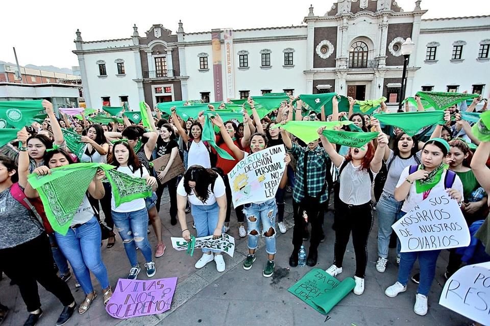 Activistas a favor del aborto legal conmemoraron con una concentración el primer aniversario de los 'Pañuelos Verdes'.