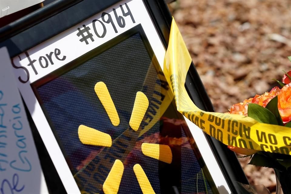 Tras la masacre de 22 personas en su tienda en El Paso, Walmart retira carteles, muestras o videos con representaciones de violencia.