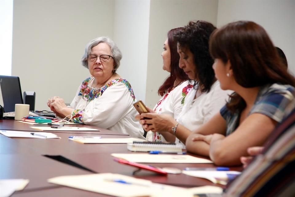 rma Alma Ochoa (izq.), directora de Arthemisas por la Equidad, participó en una reunión en el Instituto de las Mujeres.