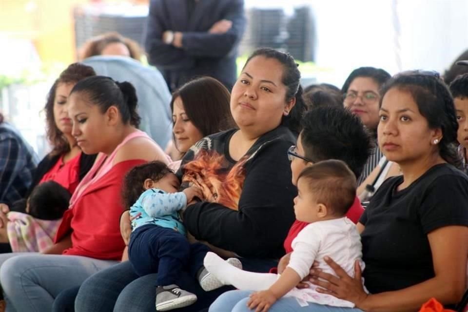 Decenas de madres asistieron al evento para terminar con los prejuicios en contra de la lactancia.