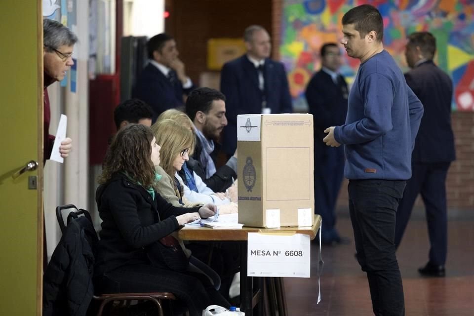 Casi la mitad del padrón ha votado en Argentina que celebra comicios primarios polarizados entre el Presidente Macri y Alberto Fernández.