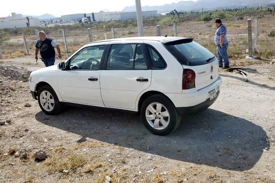 El hallazgo del auto Pointer, perteneciente a Mario López Razo, se registró en el kilómetro 22 de la Carretera Monterrey- Saltillo, en Ramos Arizpe, Coahuila.