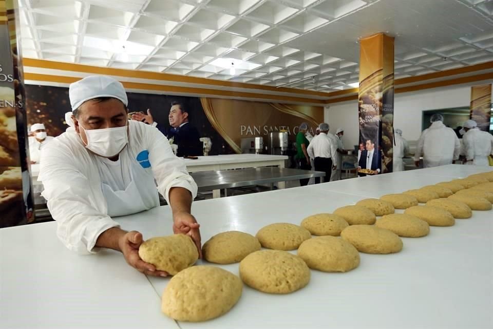 Con 3 toneladas de harina se elaborarán mil 500 piezas rectangulares de pan ácimo para la Santa Cena, mañana.