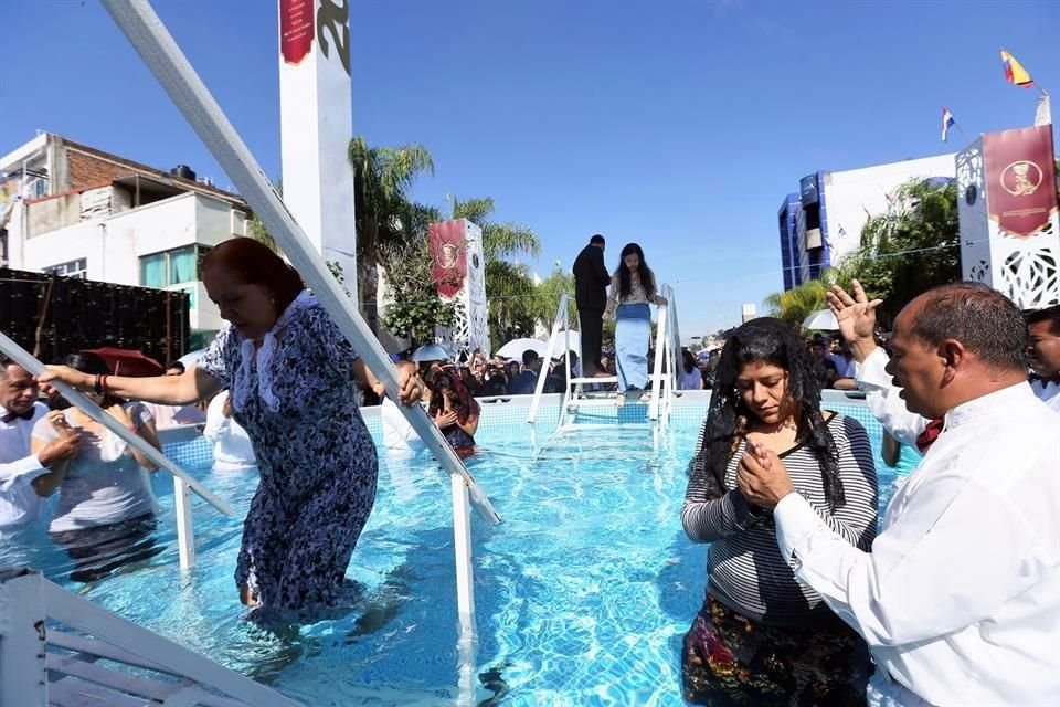 En la Hermosa Provincia, 2 mil 300 personas fueron bautizadas ayer; hoy continuarán estas actividades.