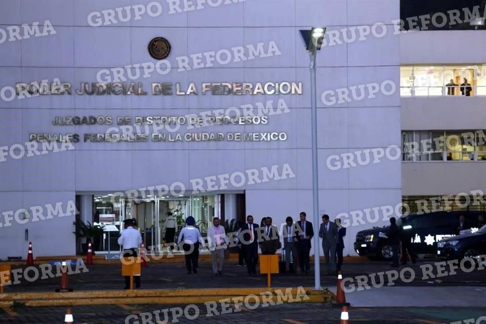 Los abogados de Rosario Robles a su salida de los juzgados de distrito del Reclusorio Sur.