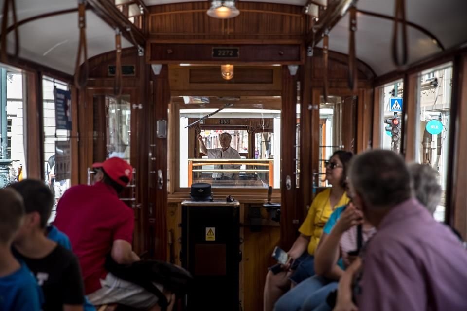 La línea 41 de Praga alterna antiguos vagones de tranvía, para ofrecer un recorrido histórico por la ciudad.