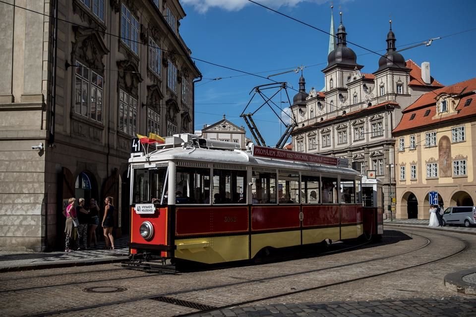 La línea 41 de Praga alterna antiguos vagones de tranvía, para ofrecer un recorrido histórico por la ciudad.