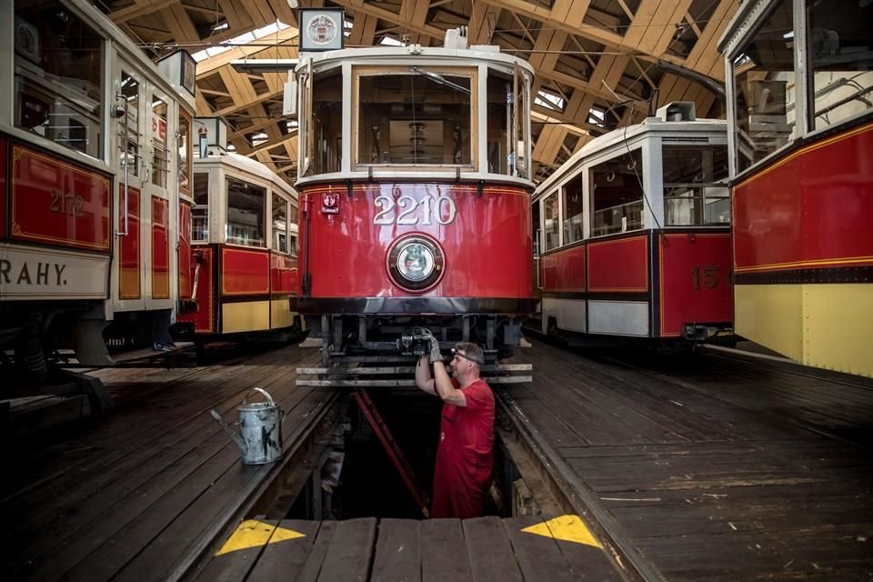 La línea 41 de Praga alterna antiguos vagones de tranvía, para ofrecer un recorrido histórico por la ciudad.
