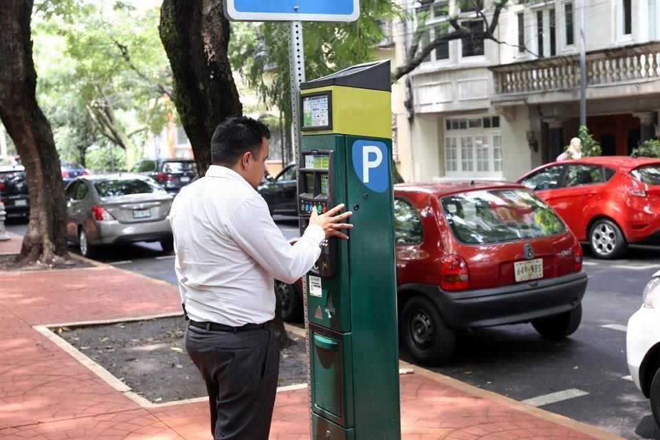 El sistema de parquímetros incluye mejoramiento urbano en colonias donde está el servicio, pero solo entregan una pequeña parte a vecinos.