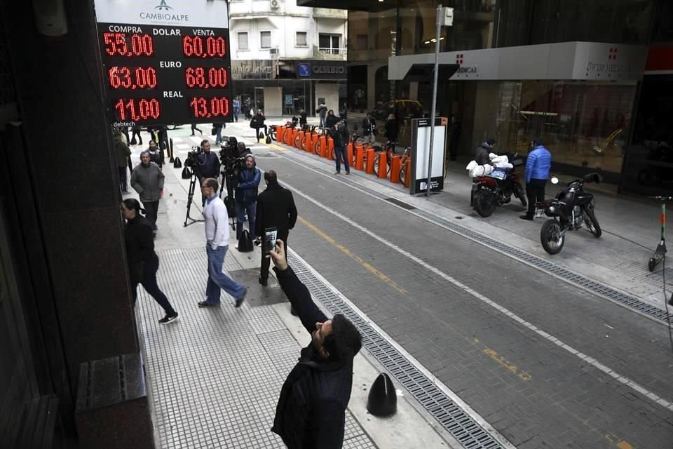 La moneda argentina profundizó ayer su desplome, aunque la Bolsa de Buenos Aires mostró una leve recuperación respecto al lunes.