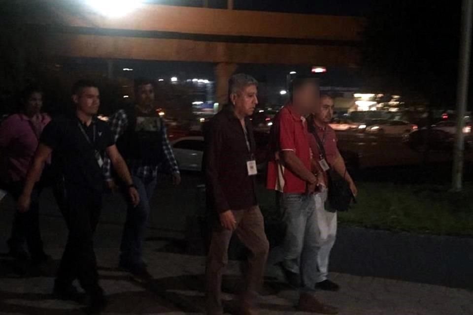 A las 20:50 horas, Mario, de 52 años, llegó al Palacio de Justicia esposado y custodiado por agentes del Grupo de Aprehensiones de la Policía Ministerial.