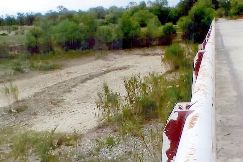 Para desviar el agua del cauce, el comisariado aseguró que particulares hicieron un canal con el cual abastecen terrenos de los ejidos Lampazos y El Refugio.
