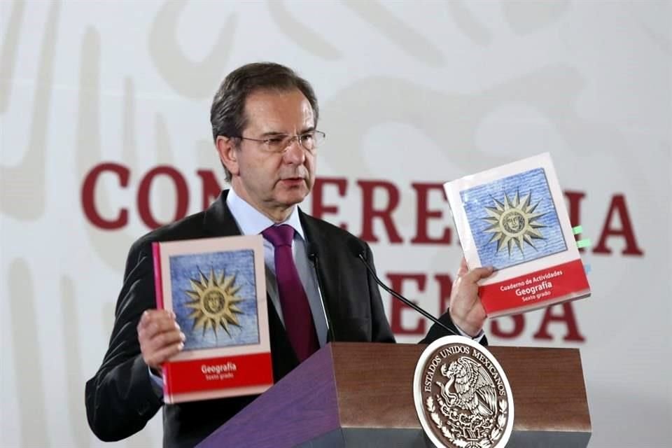 El Secretario de Educación Pública, Esteba Moctezuma, dijo que el libro de Geografía se hizo de pasta dura para que pueda pasar a varias generaciones.