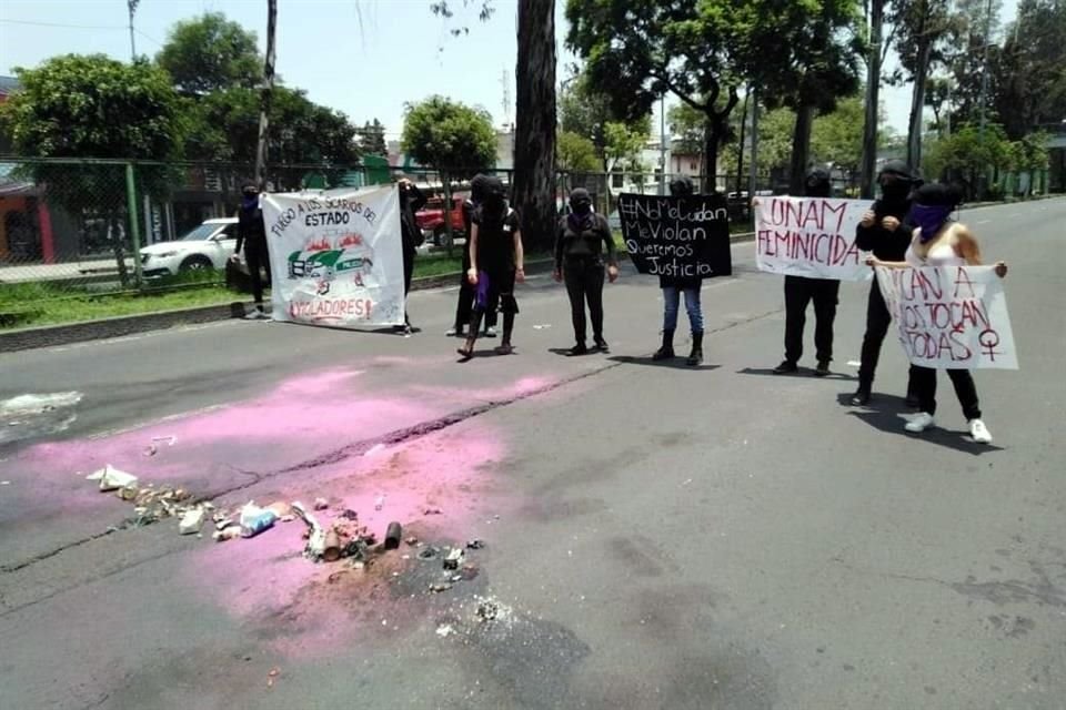 Frente al CCH Azcapozalco, alumnos bloquean por el caso de la menor de edad presuntamente violada por policías.
