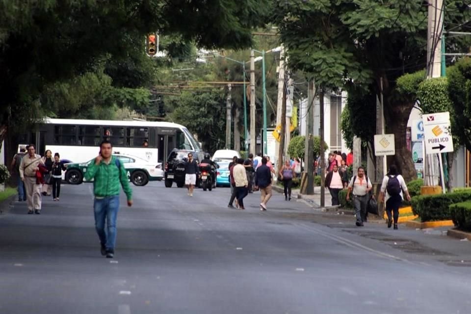 Por el bloqueo, unidades de transporte público no pudieron avanzar y pasajeros descendieron para continuar sus trayectos de otra forma.