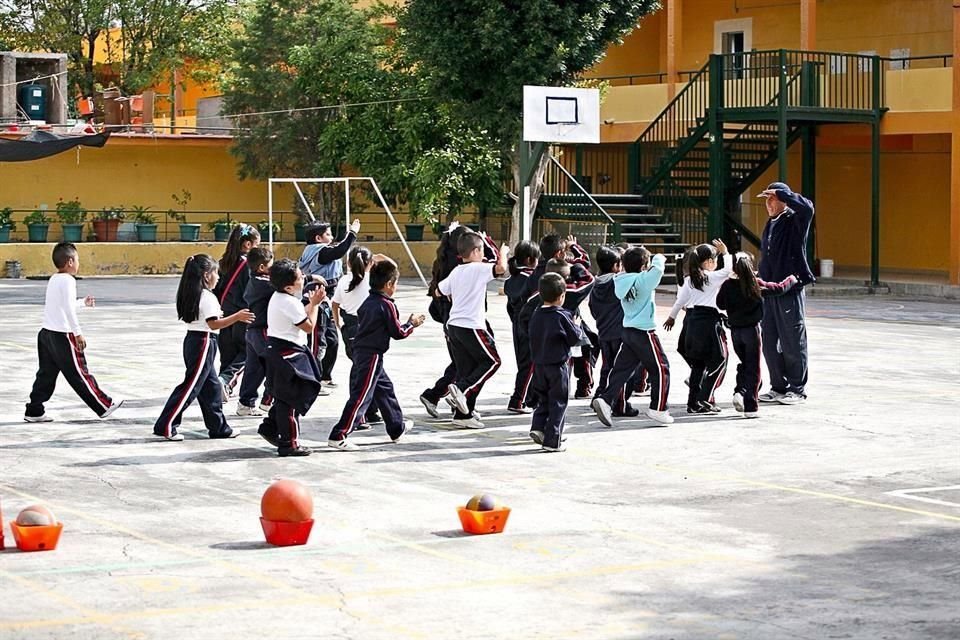 La nueva iniciativa, detalló, se basa en tres pilares: alimentación correcta, hidratación adecuada y actividad física, con el fin de disminuir la obesidad infantil.