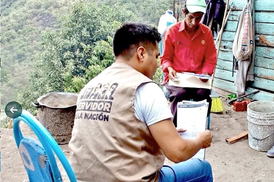 Se prevé prohibir que los llamados 'Servidores de la Nación' usen indumentaria o accesorios que lleven el nombre o el cargo del tabasqueño.