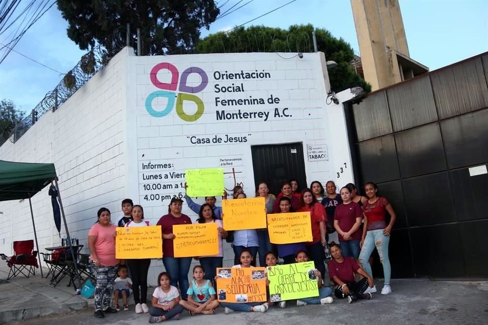 Las alumnas y ex alumnas demandaron a las autoridades atender la problemática del internado.