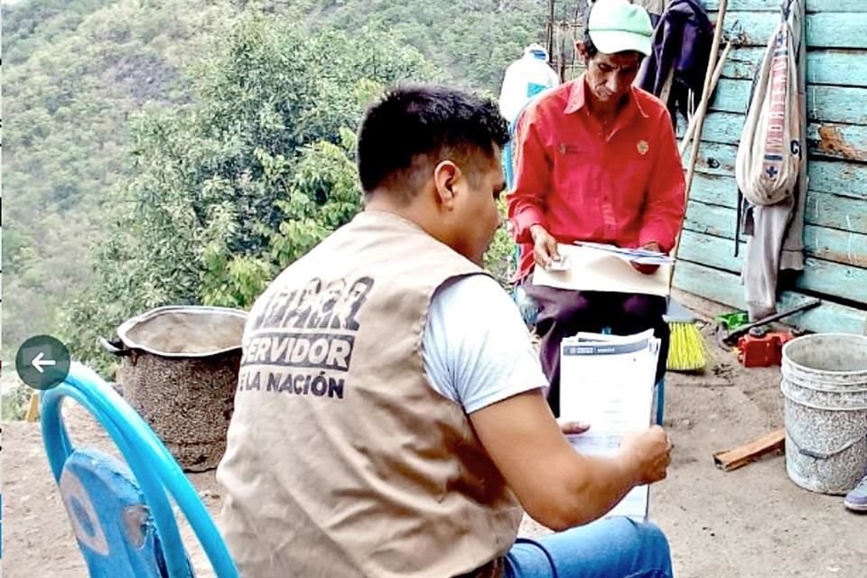 Se prevé prohibir que los Servidores de la Nación usen indumentaria o accesorios que lleven el nombre o el cargo del tabasqueño.