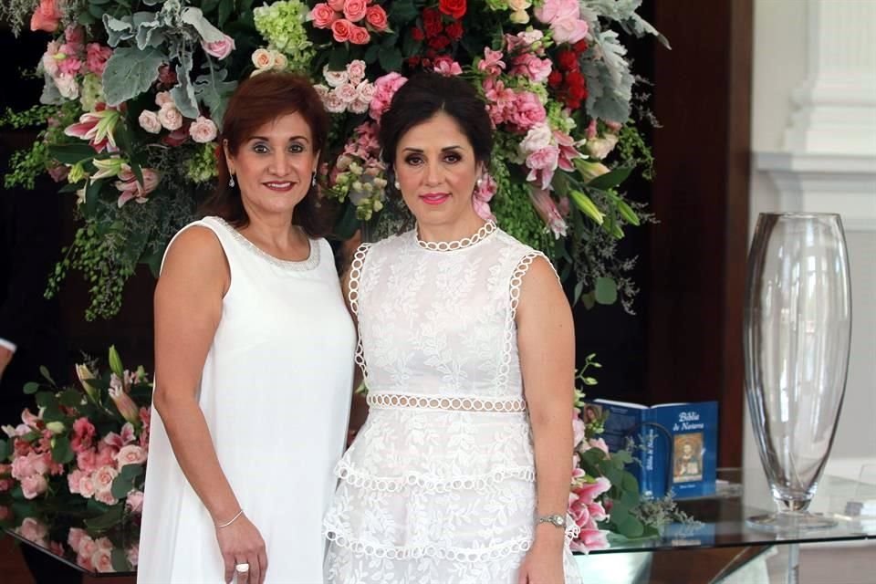 Betty Robledo de Medrano y Adriana Alejandra Flores de Rodríguez