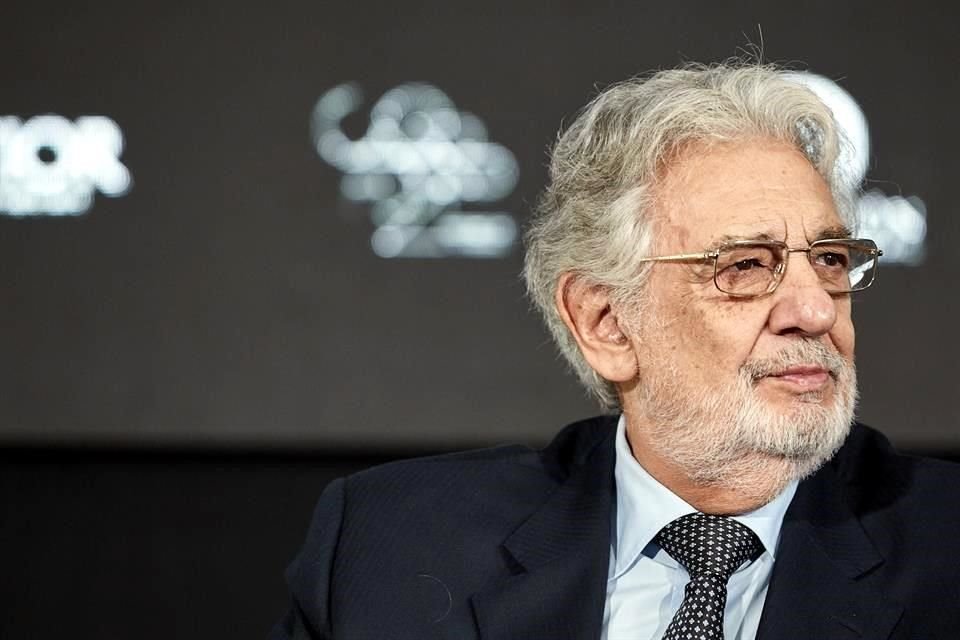 El tenor español Plácido Domingo fue acusado por 8 cantantes y una bailarina de acoso sexual.