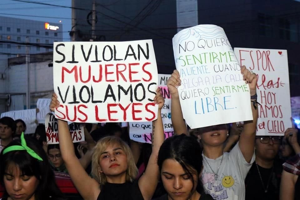 Con gritos y consignas como: 'ni una menos, vivas nos queremos', comenzó la manifestación.